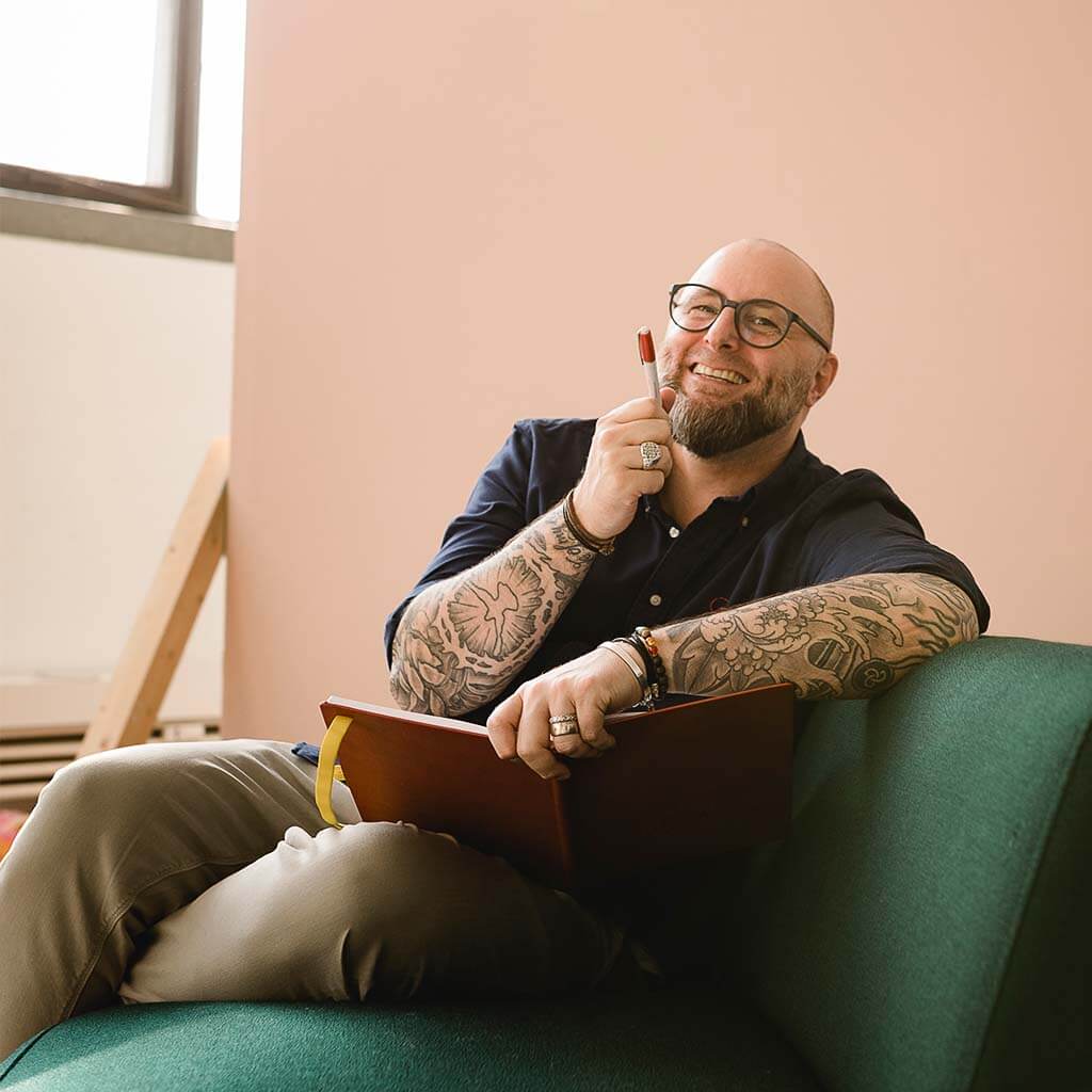 Armin Ballhorn auf Sofa mit Notizen - Herzkanal Armin Ballhorn auf Sofa mit Notizen - Herzkanal